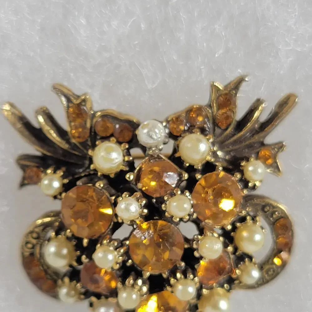 Vintage Gold Tone Pearl & Faux Crystal Feminine Classic Floral Brooch